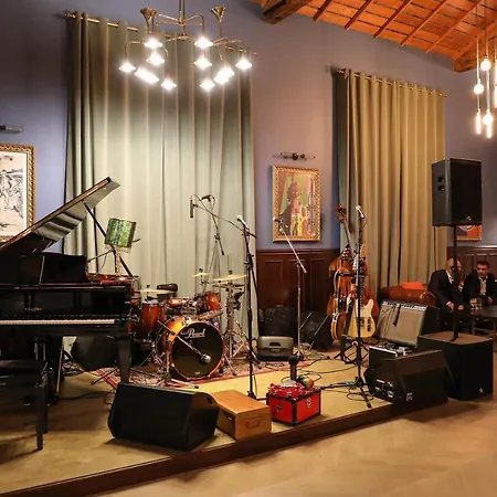 Chais Monnet & מלון