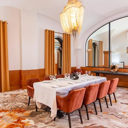 Chais Monnet & מלון