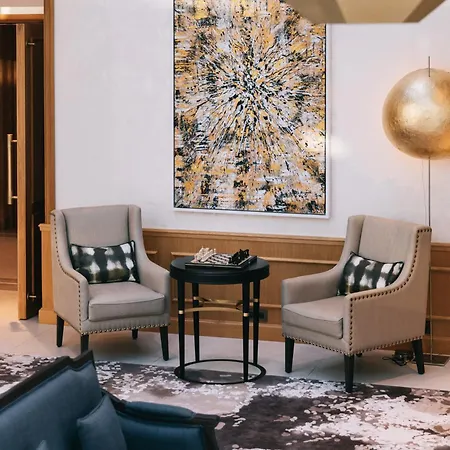 Chais Monnet & מלון