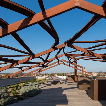 Chais Monnet & מלון