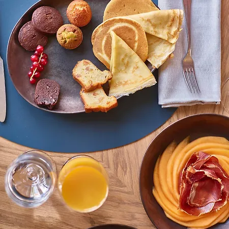 Chais Monnet & מלון