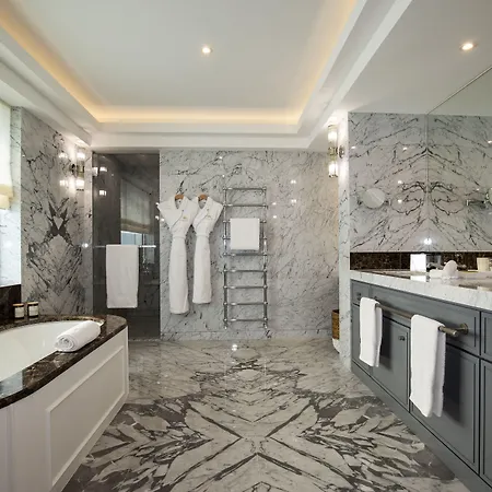 Chais Monnet & מלון