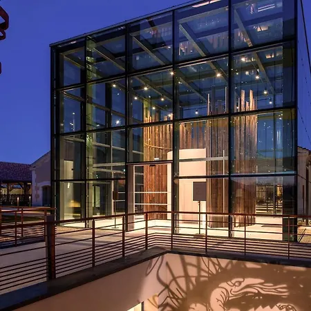 Chais Monnet & מלון