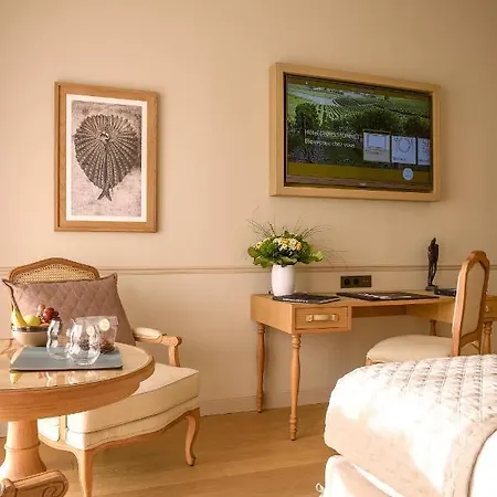 Chais Monnet & מלון